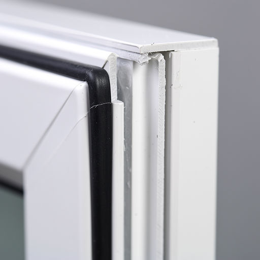 close-up van hoekverbinding wit kunststof kozijn in Veghel met afdichtingsrubber