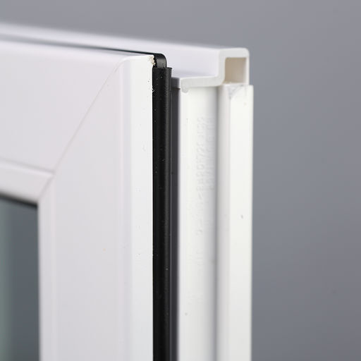 close-up van hoekverbinding van een wit kunststof kozijn in Oirschot met zwart afdichtingsrubber