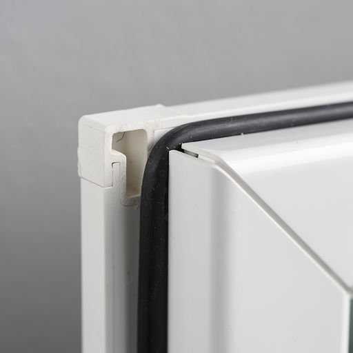 close-up van hoekverbinding wit kunststof kozijn met afdichtingsrubber in Erp