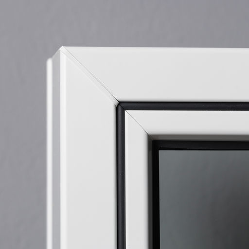 close-up van hoekverbinding wit kunststof kozijn in Helmond met zwart afdichtingsrubber